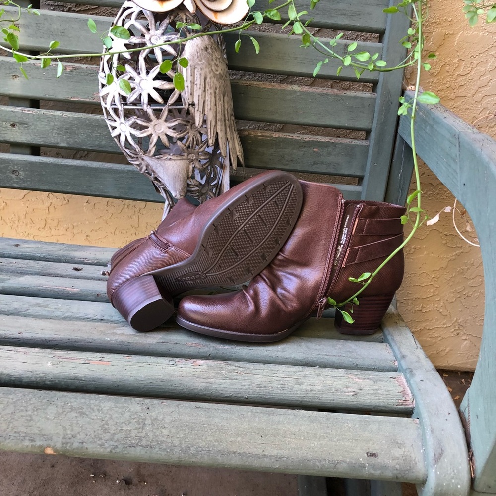Shoes - Picture 3 of 4